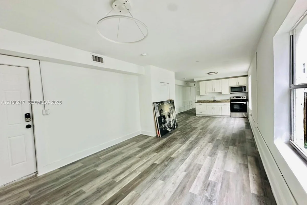 524 NW 35th St #1, Miami: photo 1 of 9