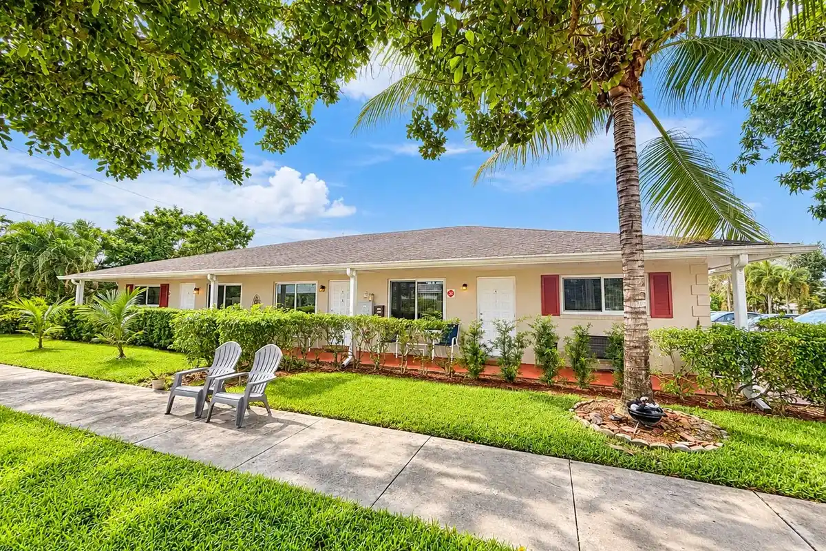 560 SE 23rd Ave #1, Pompano Beach: photo 1 of 7