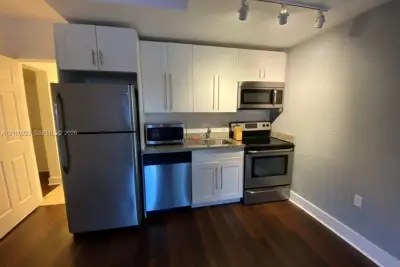 274 NW 32nd St #1, Miami: photo 1 of 5