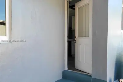 123 NW 59th St #C, Miami: photo 1 of 7