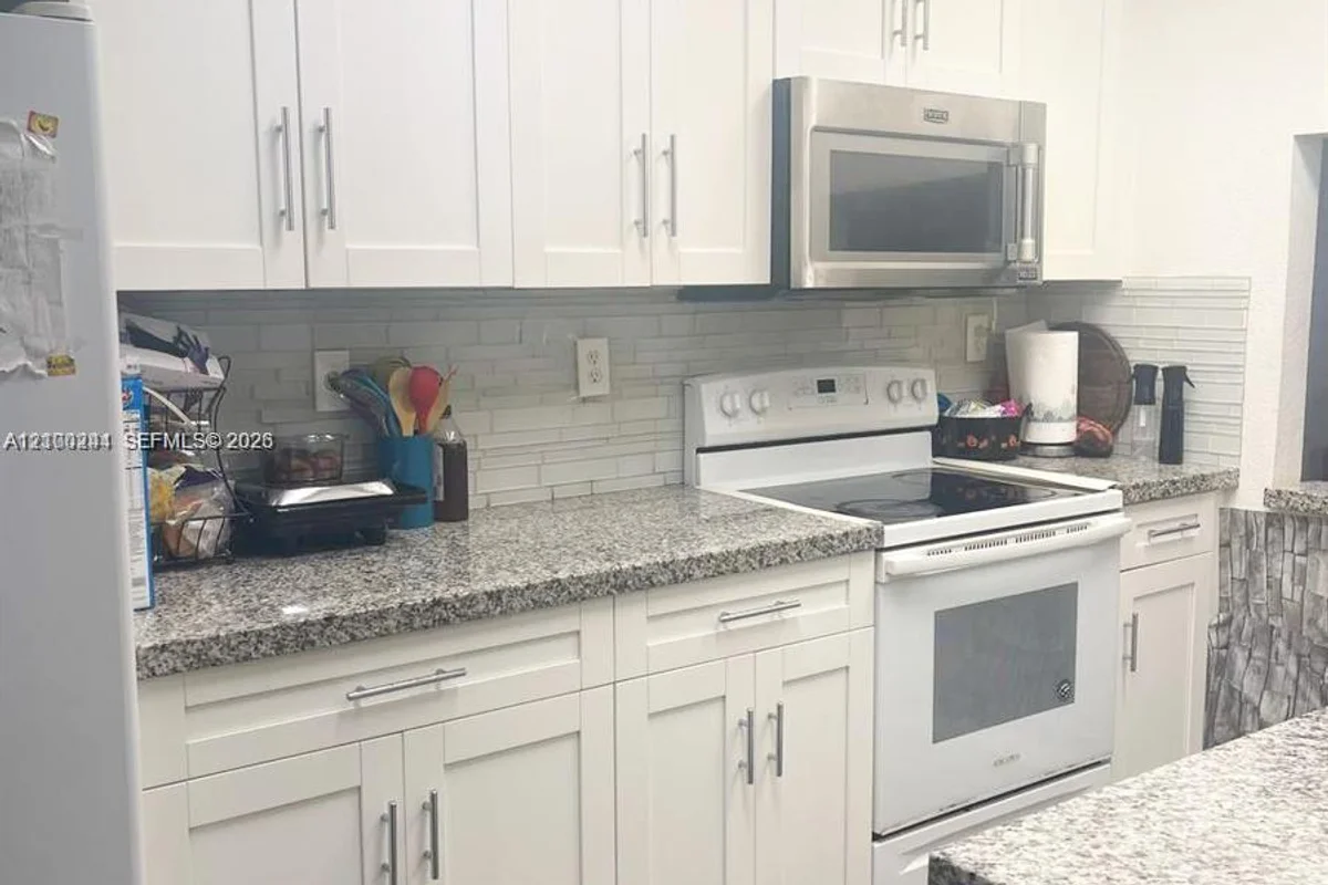 177 Lakeview Dr #104, Weston: photo 1 of 15