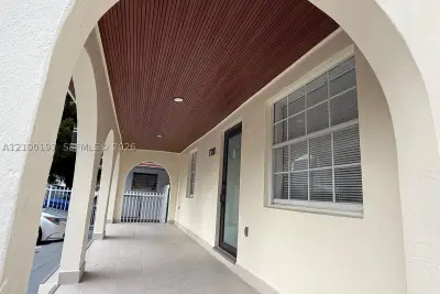 720 NW 19th Ct, Miami: photo 1 of 18