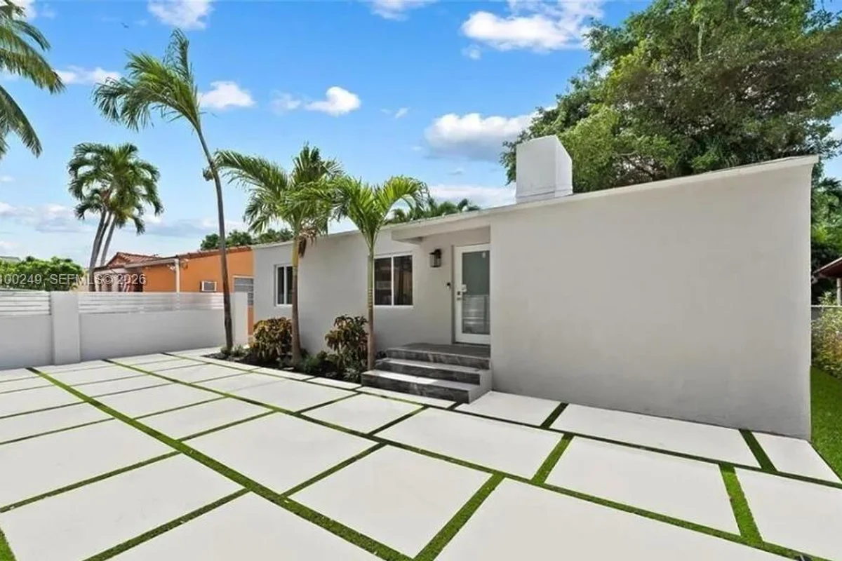 2810 SW 12th St, Miami: photo 1 of 8