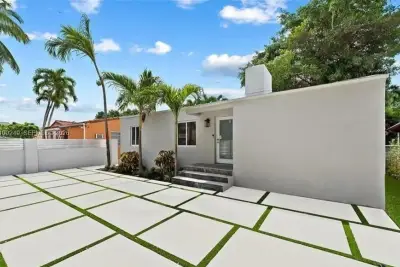 2810 SW 12th St, Miami: photo 1 of 8