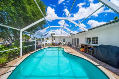 31 SE 12th St, Pompano Beach: photo 1 of 49