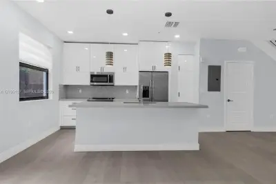 10413 NW 82nd St #3, Doral: photo 1 of 40