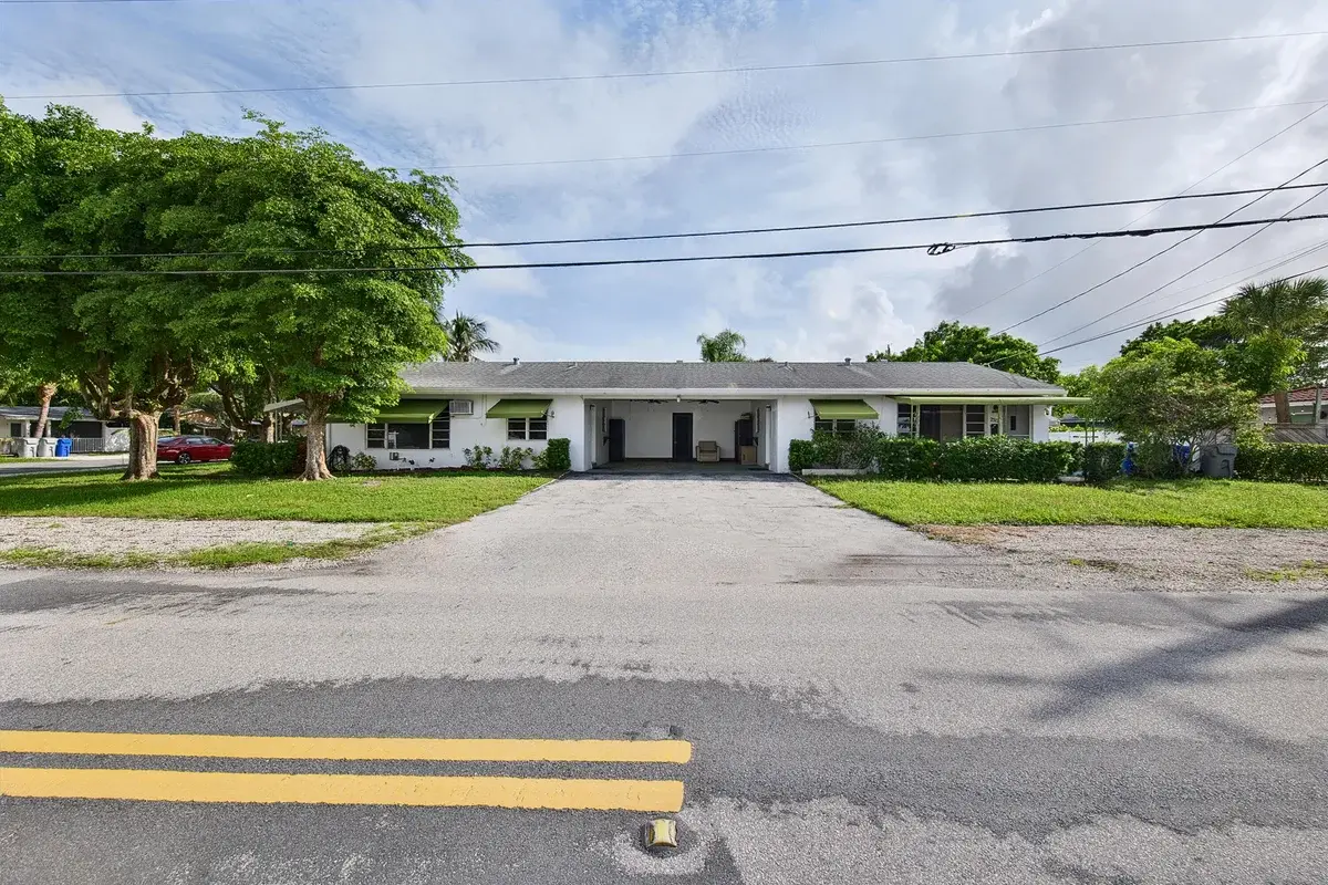 2312 NE 4th St, Pompano Beach: photo 1 of 33