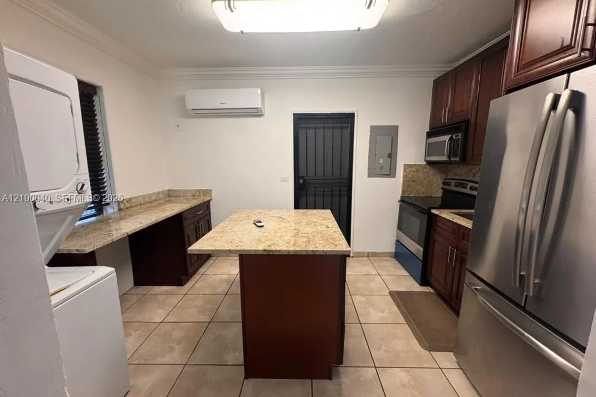 1071 NW 34th St #1, Miami: photo 1 of 20
