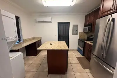 1071 NW 34th St #1, Miami: photo 1 of 20
