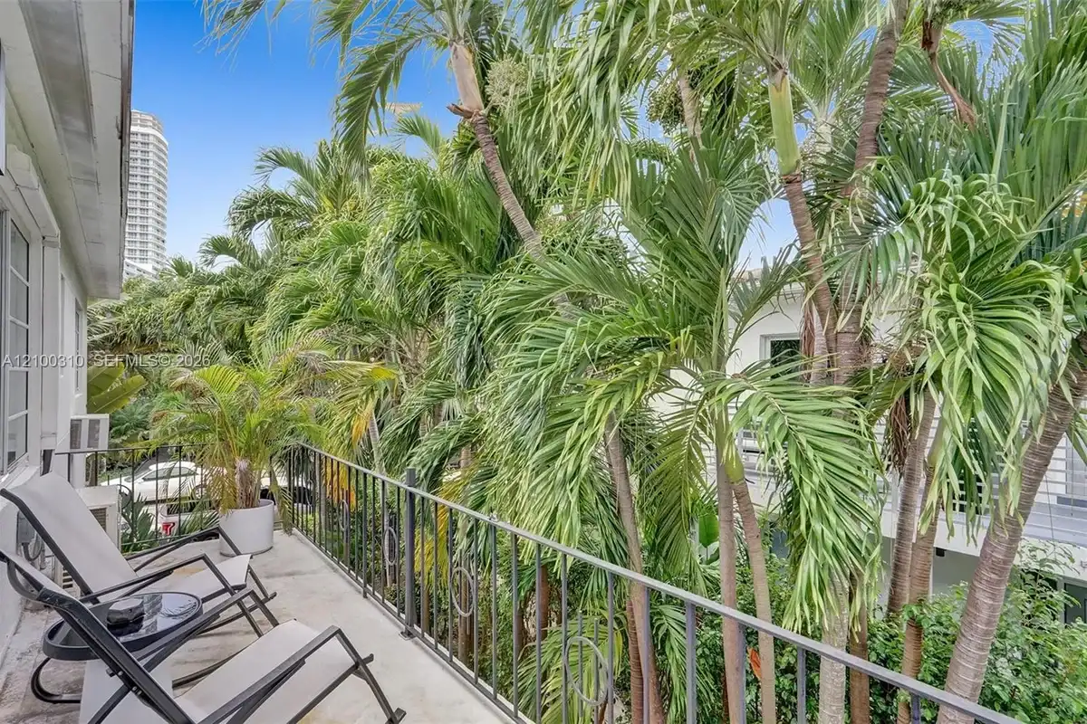 Apartment in Miami Beach: photo 1 of 47