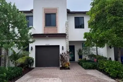 20658 NE 2nd Ct, Miami: photo 1 of 54