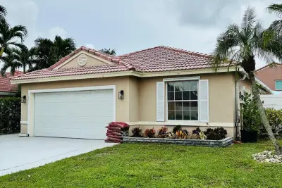 1051 NW 191st Ave, Pembroke Pines: photo 1 of 20