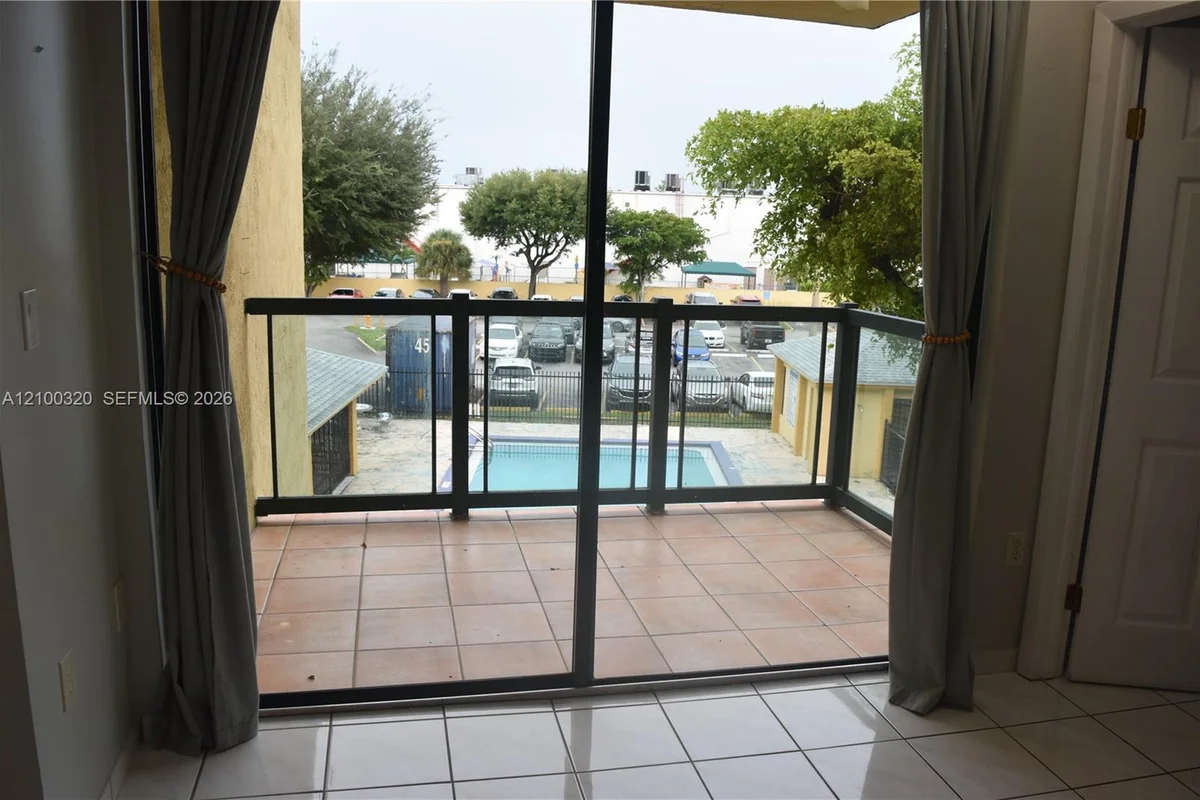 11800 SW 18th St #306-4, Miami: photo 1 of 14