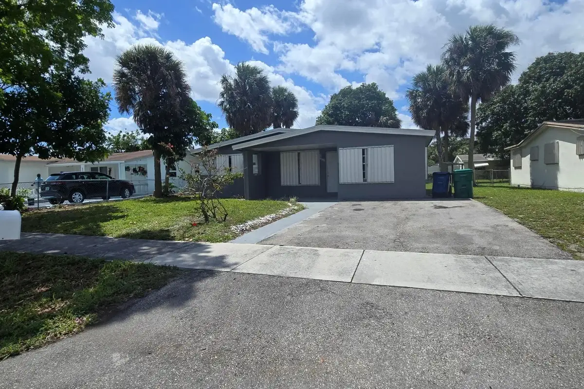 3860 NW 8th Pl, Lauderhill: photo 1 of 16