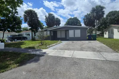 3860 NW 8th Pl, Lauderhill: photo 1 of 16