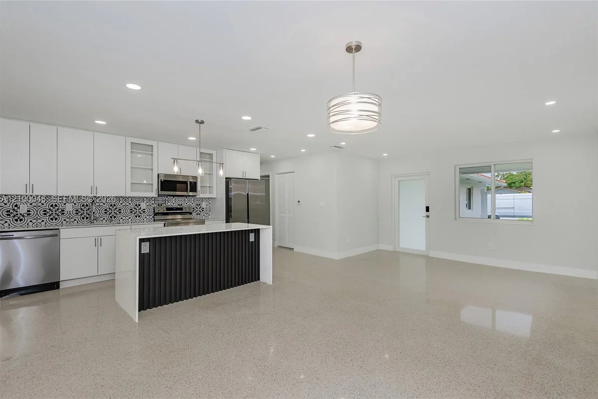 1025 SW 11th St, Miami: photo 1 of 18