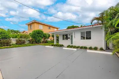 1023 SW 11th St, Miami: photo 1 of 13