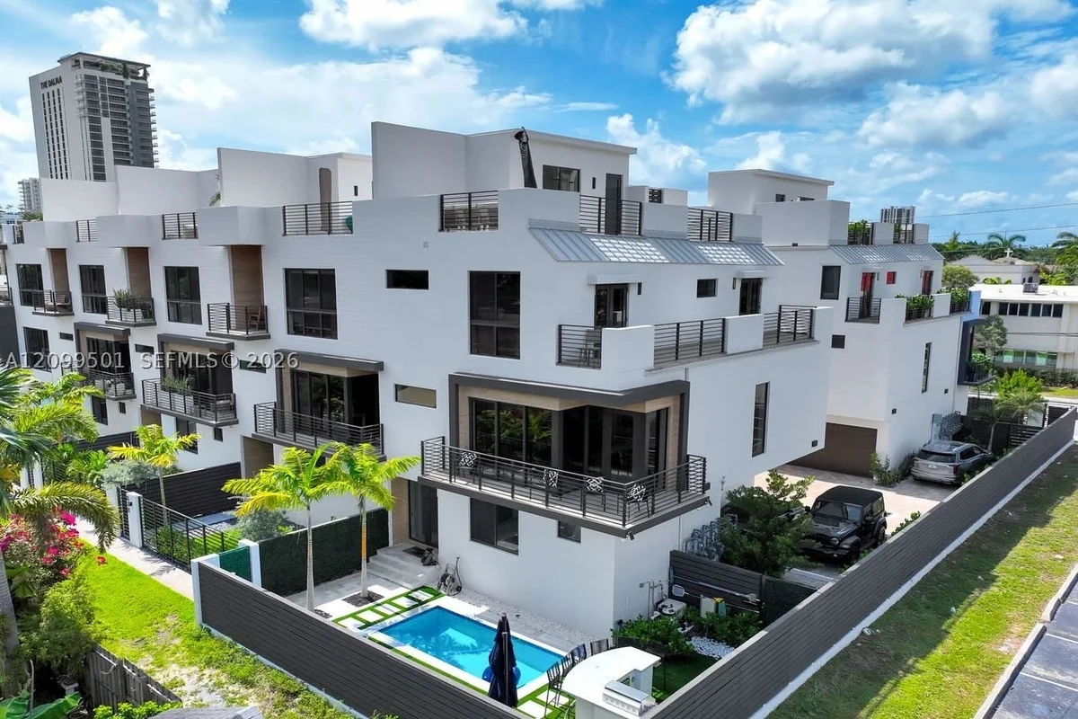 820 NE 2nd St, Fort Lauderdale: photo 1 of 11