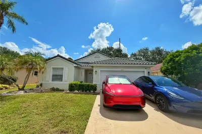 2411 NW 184th Ter, Pembroke Pines: photo 1 of 32