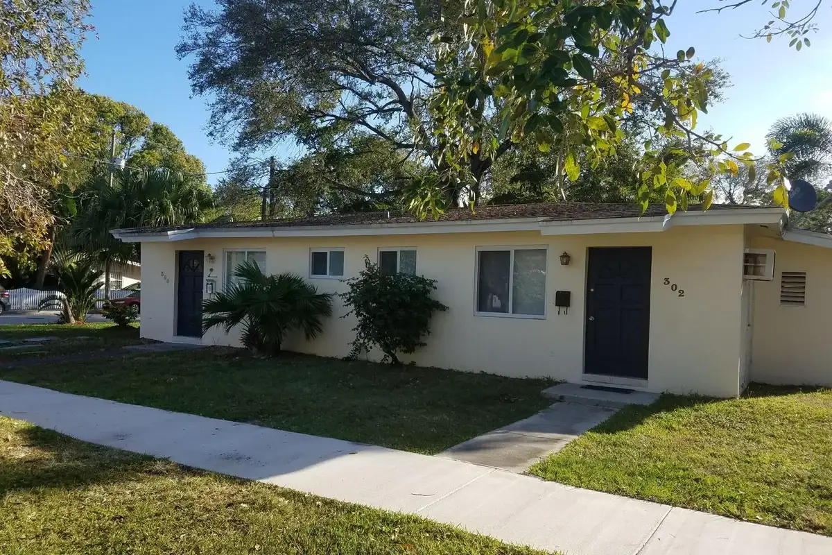 300 SW 10th Ave, Fort Lauderdale: photo 1 of 9