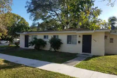 300 SW 10th Ave, Fort Lauderdale: photo 1 of 9