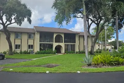 127 Lake Pine Cir #A-2, Lake Worth: photo 1 of 10