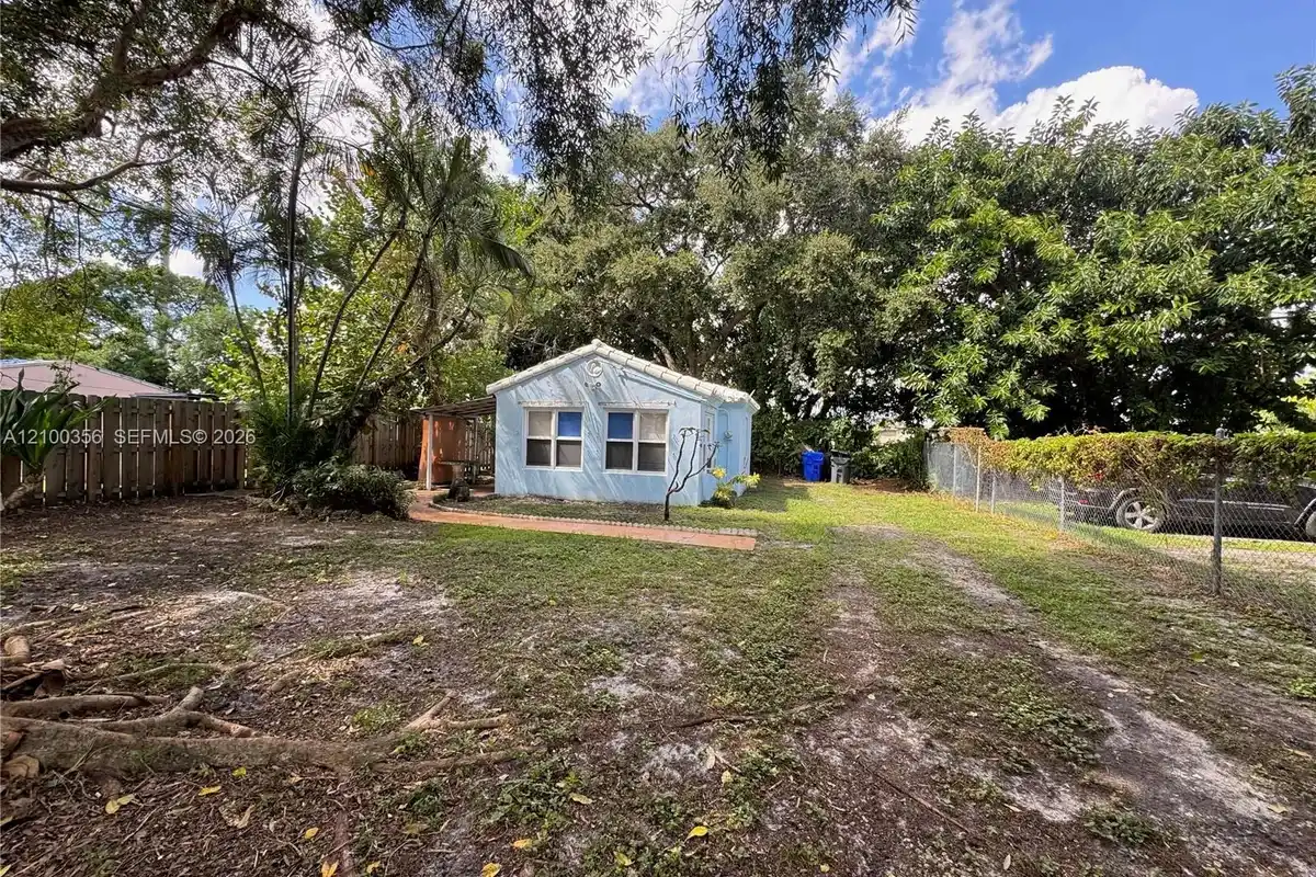 215 Columbus Pkwy, Hollywood: photo 1 of 12