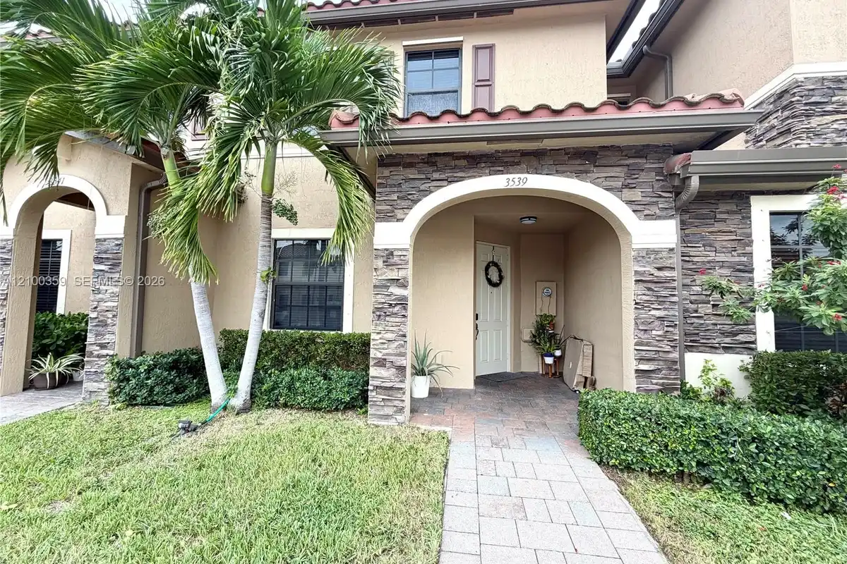 3539 W 89th Pl, Hialeah: photo 1 of 26