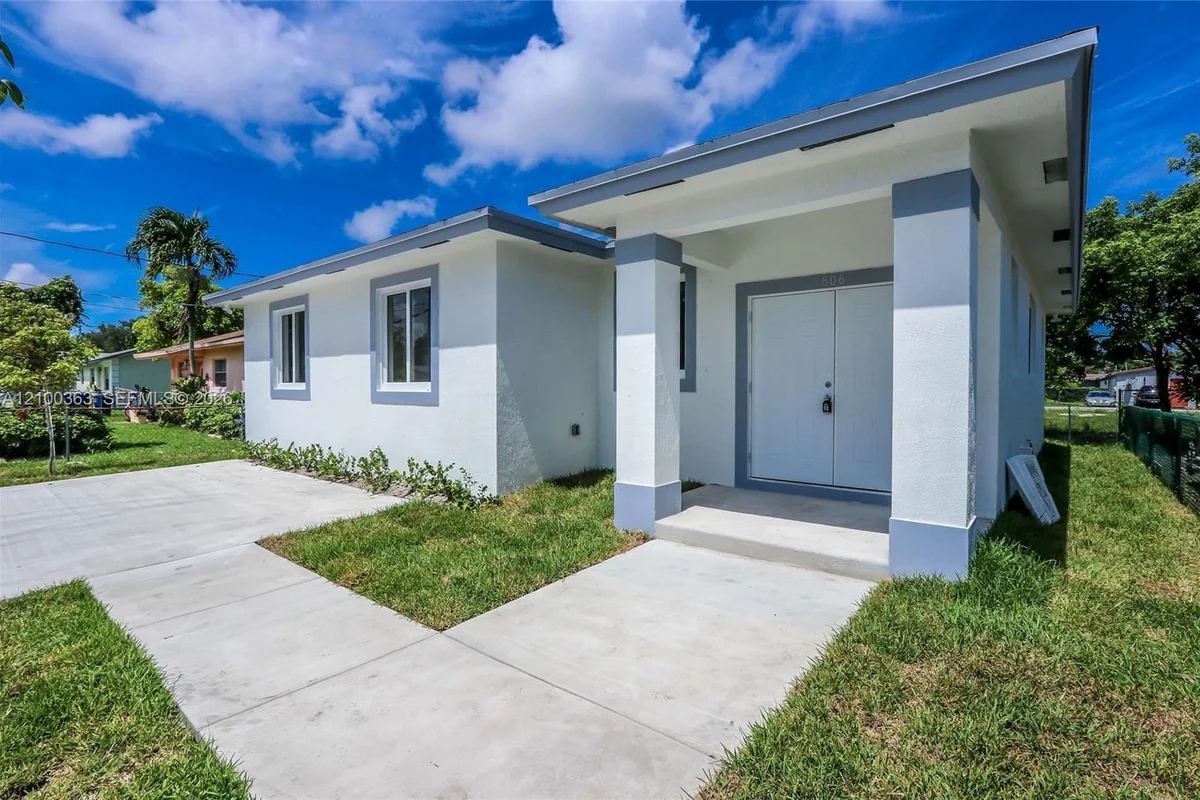 806 NW 5th Ave, Hallandale Beach: photo 1 of 15