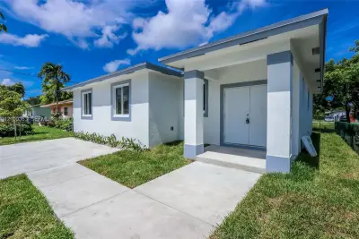 806 NW 5th Ave, Hallandale Beach: photo 1 of 15