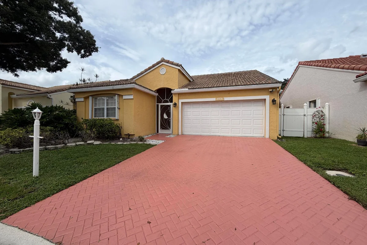 10174 Plum St, Palm Beach Gardens: photo 1 of 23