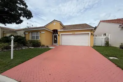 10174 Plum St, Palm Beach Gardens: photo 1 of 23