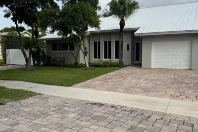 355 SE 7th St, Dania Beach: photo 1 of 53