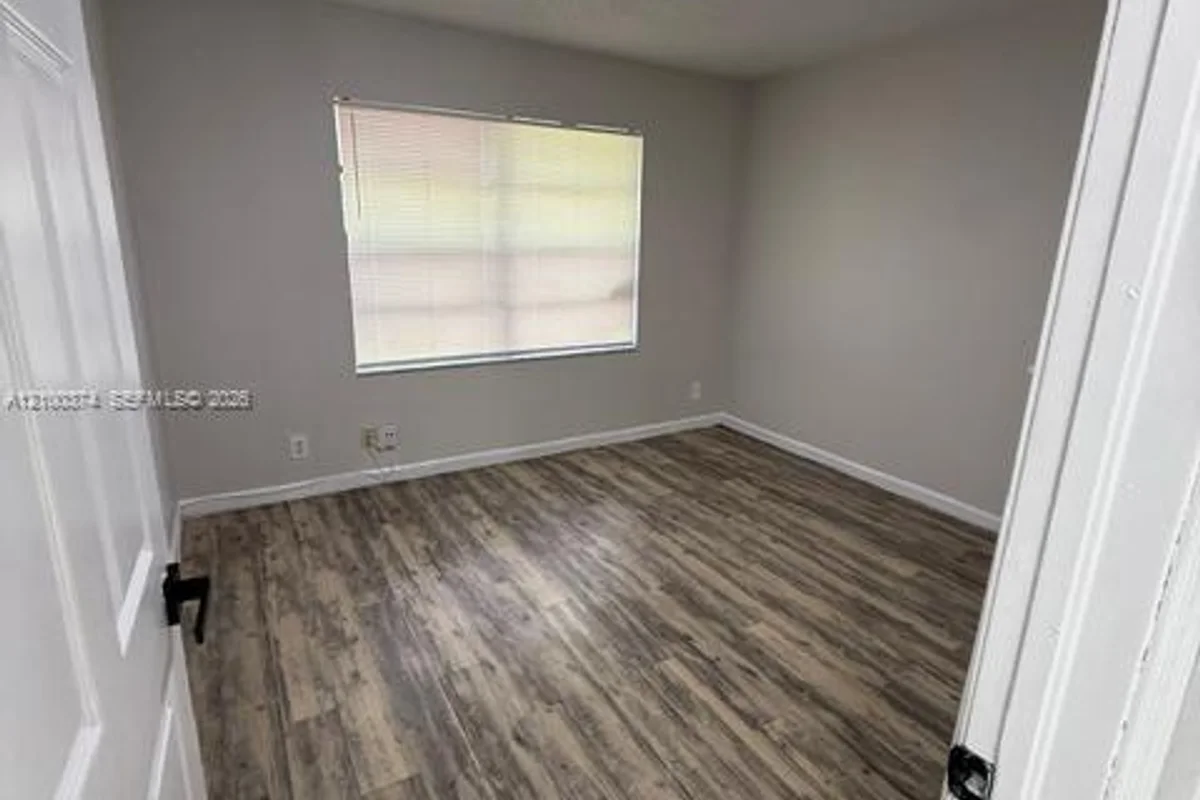 156 NW 12th St #3, Pompano Beach: photo 1 of 5