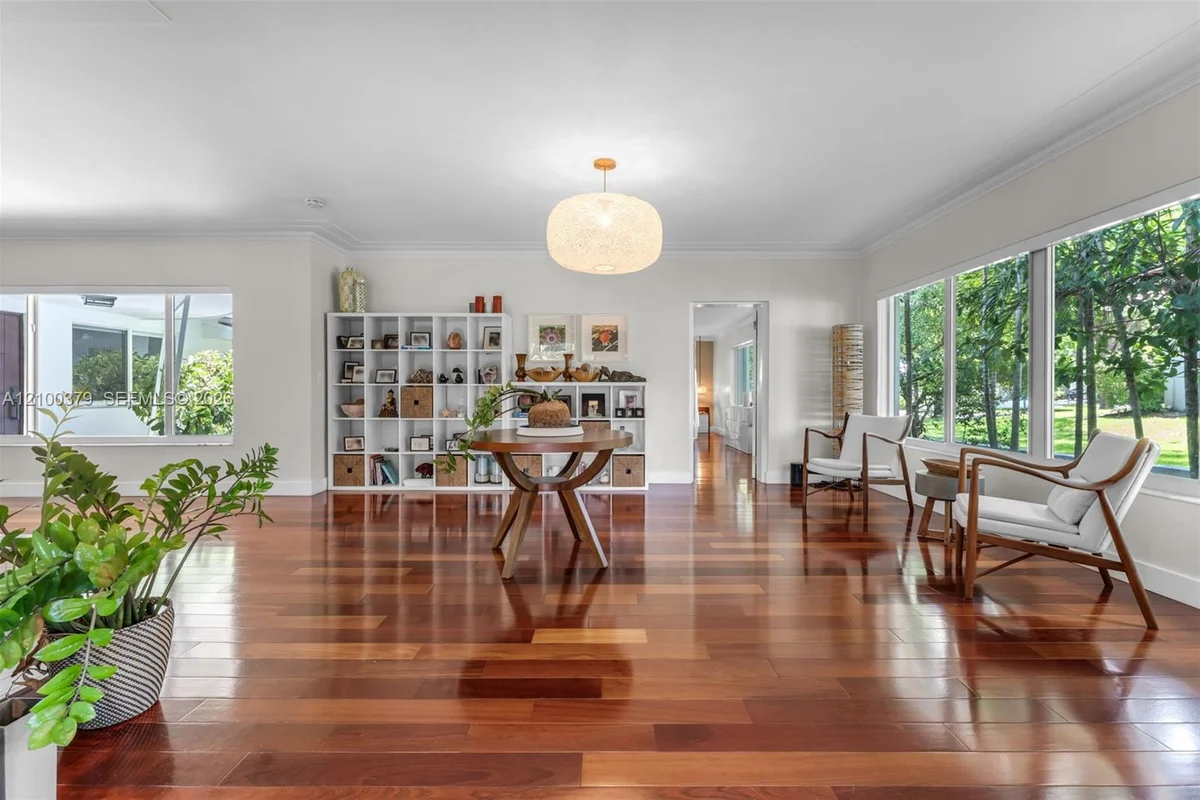 8 Pinta Rd, Miami: photo 1 of 21