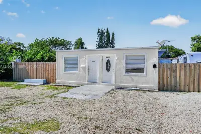 5925 SW 64th St, South Miami: photo 1 of 1