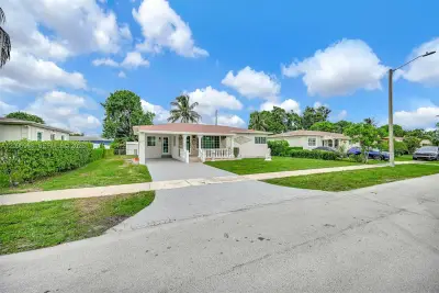 1135 NW 109th St, Miami: photo 1 of 44