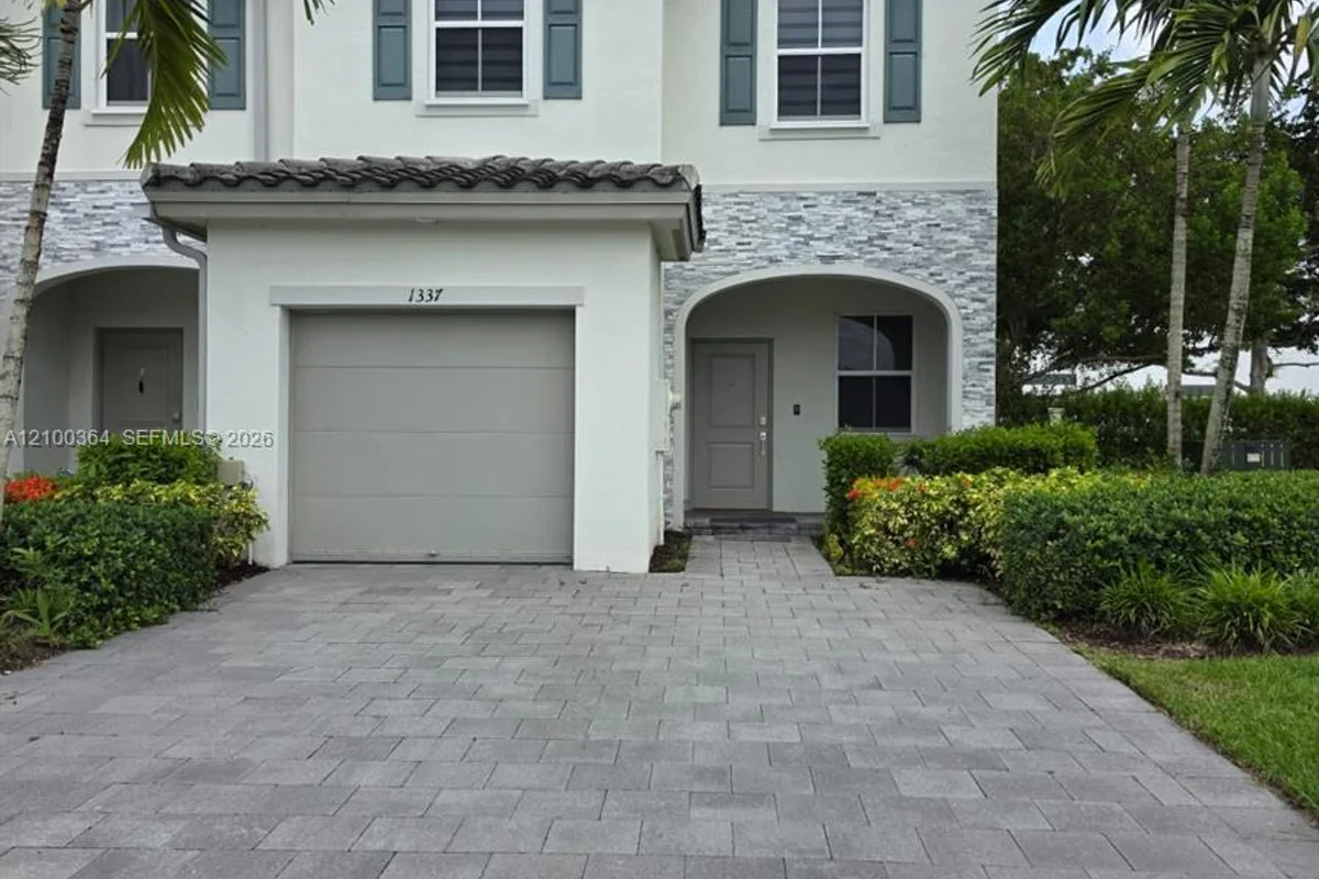 1337 SE 27th Ter, Homestead: photo 1 of 20