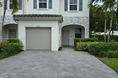 1337 SE 27th Ter, Homestead: photo 1 of 20