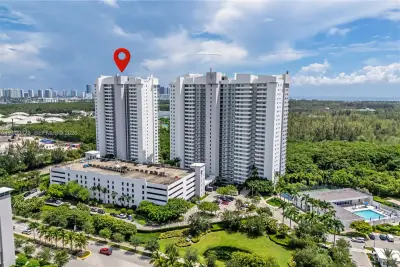 15051 Royal Oaks Ln #402, North Miami: photo 1 of 32