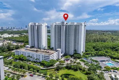 14951 Royal Oaks Ln #709, North Miami: photo 1 of 38