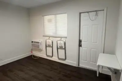 2300 NW 6th St #4, Fort Lauderdale: photo 1 of 5