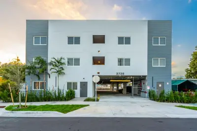 3728 NW 19th Ave #206, Miami: photo 1 of 10