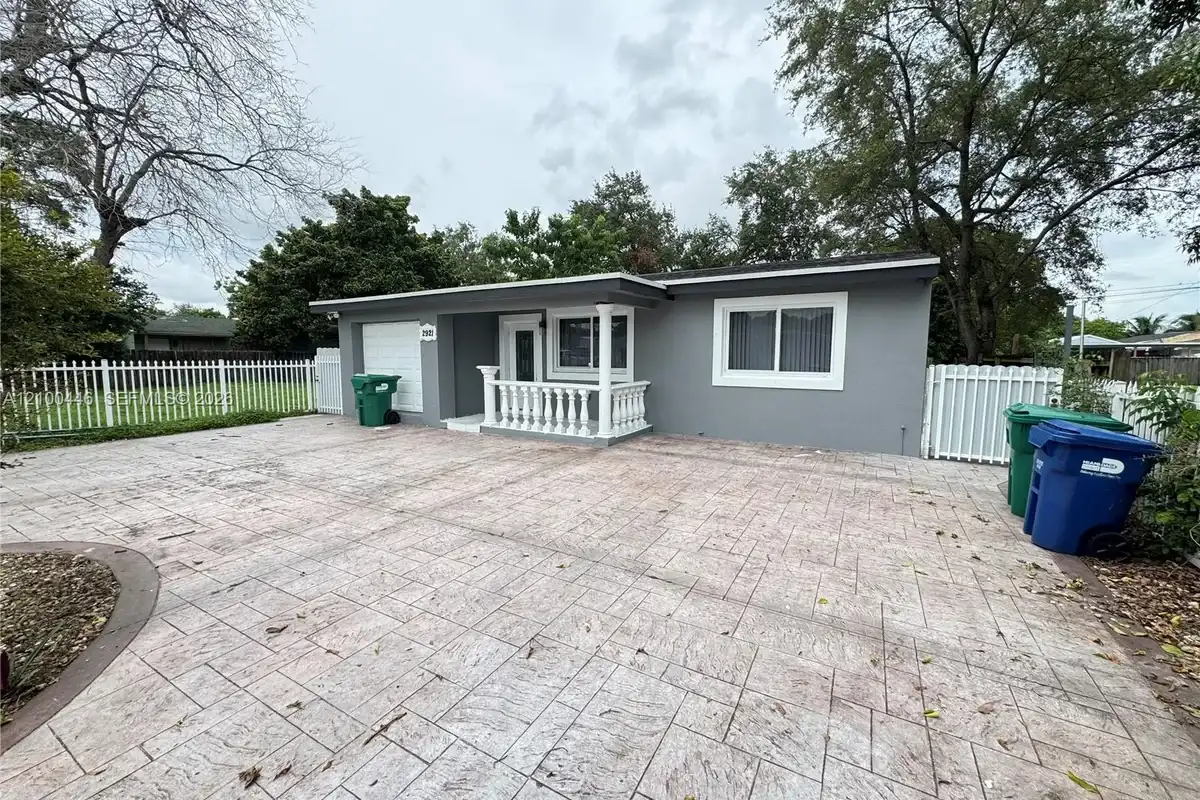 2921 NW 94th St, Miami: photo 1 of 9