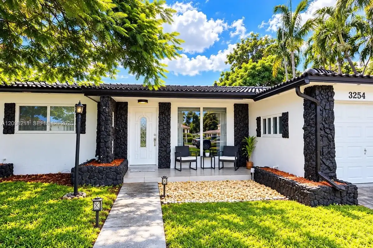 3254 Lincoln St, Hollywood: photo 1 of 18