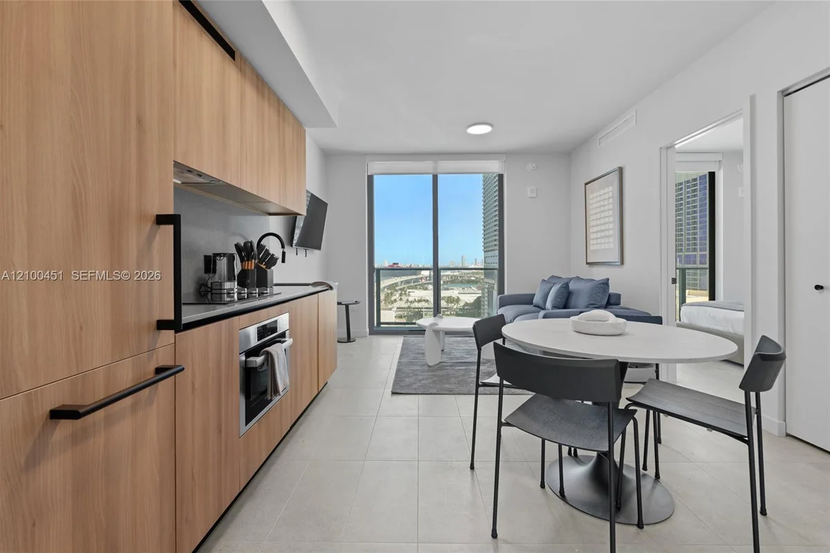 121 NE 5th St #1813, Miami: photo 1 of 21