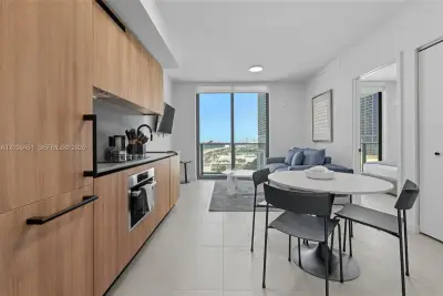 121 NE 5th St #1813, Miami: photo 1 of 21