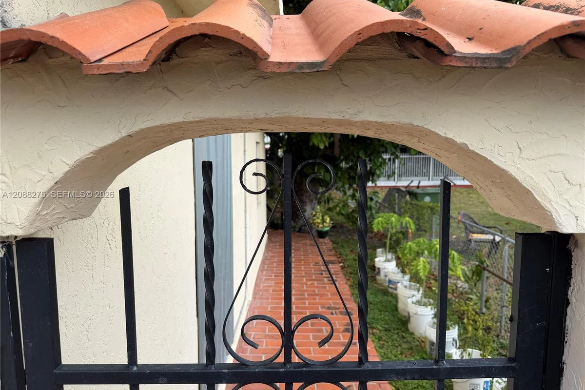Xxxx E Xxxx Le Jeune Rd, Hialeah: photo 1 of 11