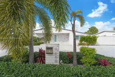 6660 W 13th Ave, Hialeah: photo 1 of 19