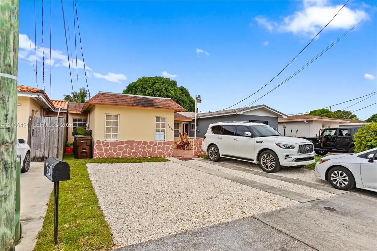 7830 W 8th Ave, Hialeah: photo 1 of 32